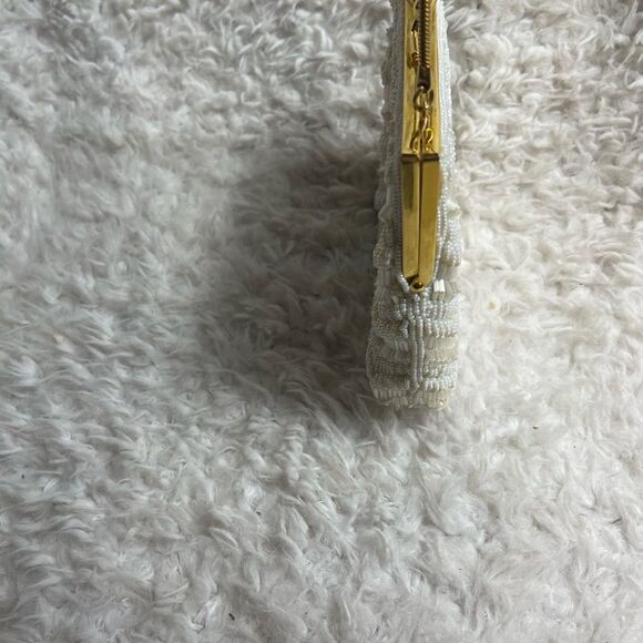 La Regale Handmade Beaded off white Handbag Clutch gold tone frame and strap. - Picture 5 of 12